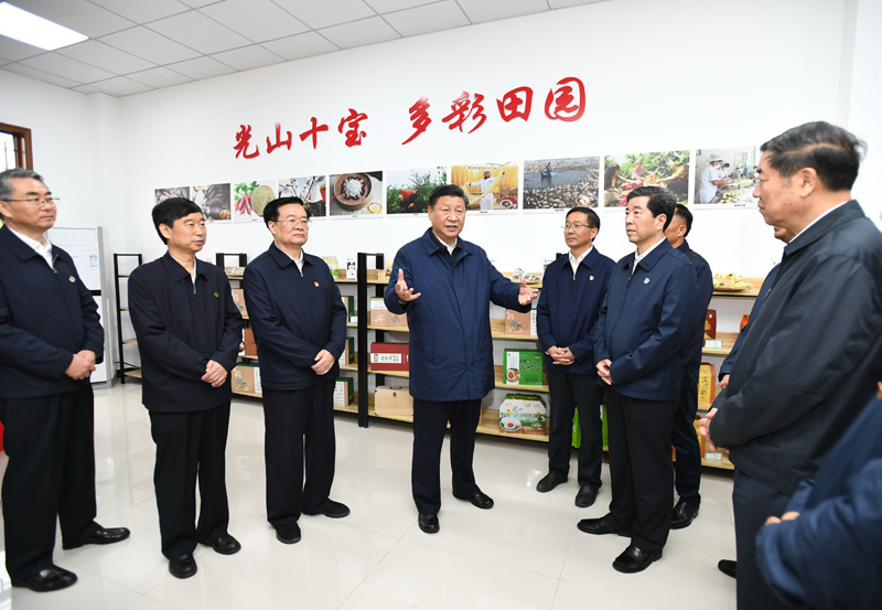 9月16日至18日，中共中央總書記、國家主席、中央軍委主席習近平在河南考察。這是17日上午，習近平在信陽市光山縣文殊鄉(xiāng)東岳村文化接待中心，了解光山縣脫貧工作和中辦在光山縣扶貧工作情況。新華社記者 謝環(huán)馳 攝