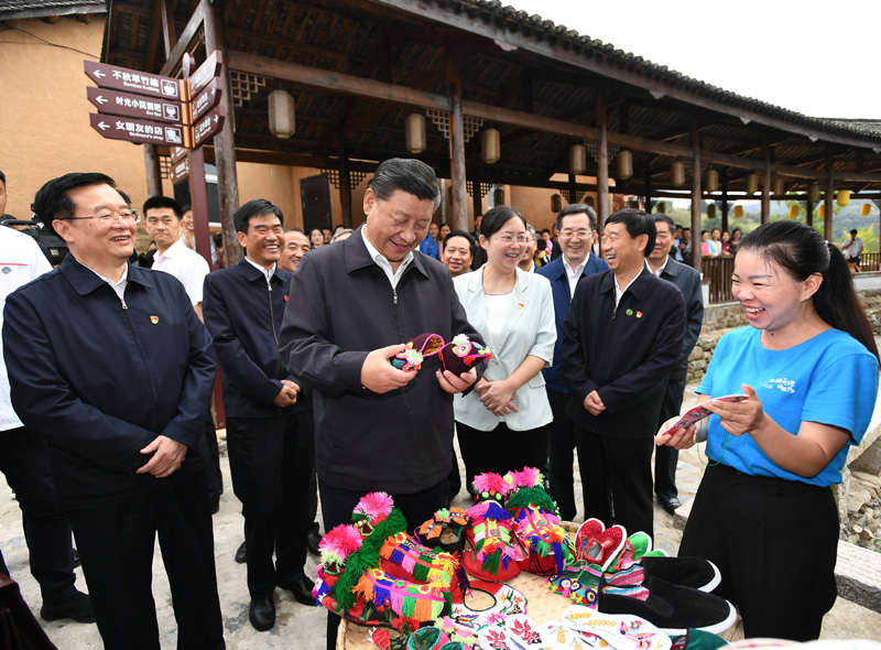 　　9月16日至18日，中共中央總書記、國家主席、中央軍委主席習近平在河南考察。這是16日下午，習近平在信陽市新縣田鋪鄉(xiāng)田鋪大塆考察調研。 新華社記者 謝環(huán)馳 攝