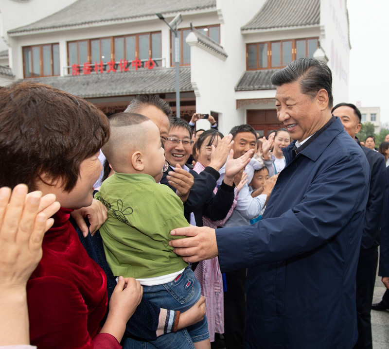 9月16日至18日，中共中央總書記、國家主席、中央軍委主席習近平在河南考察。這是17日上午，習近平在信陽市光山縣文殊鄉(xiāng)東岳村同鄉(xiāng)親們親切交流，祝愿鄉(xiāng)親們生活芝麻開花節(jié)節(jié)高。新華社記者 謝環(huán)馳 攝