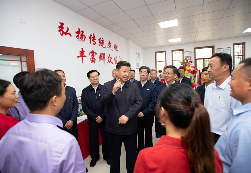 9月16日至18日，中共中央總書記、國家主席、中央軍委主席習近平在河南考察。這是17日上午，習近平在信陽市光山縣文殊鄉(xiāng)東岳村文化接待中心，同當?shù)孛撠氈赂粠ь^人親切交流，勉勵他們帶動更多鄉(xiāng)親們致富。新華社記者 謝環(huán)馳 攝
