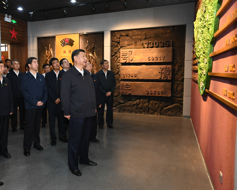 9月16日至18日，中共中央總書記、國家主席、中央軍委主席習近平在河南考察。這是16日下午，習近平來到位于信陽市新縣的鄂豫皖蘇區(qū)首府烈士陵園，瞻仰革命烈士紀念堂。 新華社記者 謝環(huán)馳 攝
