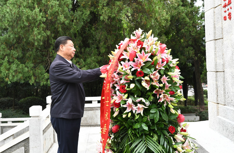 　　9月16日至18日，中共中央總書記、國家主席、中央軍委主席習近平在河南考察。這是16日下午，習近平來到位于信陽市新縣的鄂豫皖蘇區(qū)首府烈士陵園，瞻仰革命烈士紀念碑，向革命先烈敬獻花籃。 新華社記者 謝環(huán)馳 攝