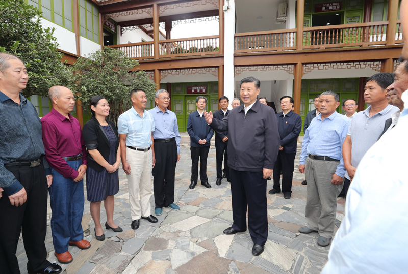 　　9月16日至18日，中共中央總書記、國家主席、中央軍委主席習近平在河南考察。這是16日下午，習近平在位于信陽市新縣的鄂豫皖蘇區(qū)首府革命博物館，同當?shù)丶t軍后代、革命烈士家屬代表親切交談。 新華社記者 鞠鵬 攝