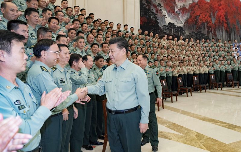 9月16日至18日，中共中央總書記、國家主席、中央軍委主席習近平在河南考察。這是18日上午，習近平在鄭州親切接見駐河南部隊副師職以上領導干部和團級單位主官，代表黨中央和中央軍委向駐河南部隊全體官兵致以誠摯問候。新華社記者 李剛 攝