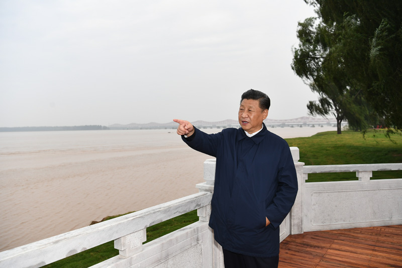 9月16日至18日，中共中央總書記、國家主席、中央軍委主席習近平在河南考察。這是17日下午，習近平在鄭州黃河國家地質公園，眺望黃河鄭州段。新華社記者 謝環(huán)馳 攝