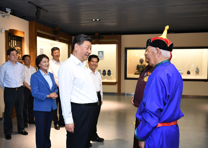 7月15日至16日，中共中央總書記、國家主席、中央軍委主席習近平在內(nèi)蒙古考察并指導開展“不忘初心、牢記使命”主題教育。這是15日上午，習近平在赤峰博物館同古典民族史詩《格薩（斯）爾》非物質(zhì)文化遺產(chǎn)傳承人親切交談。