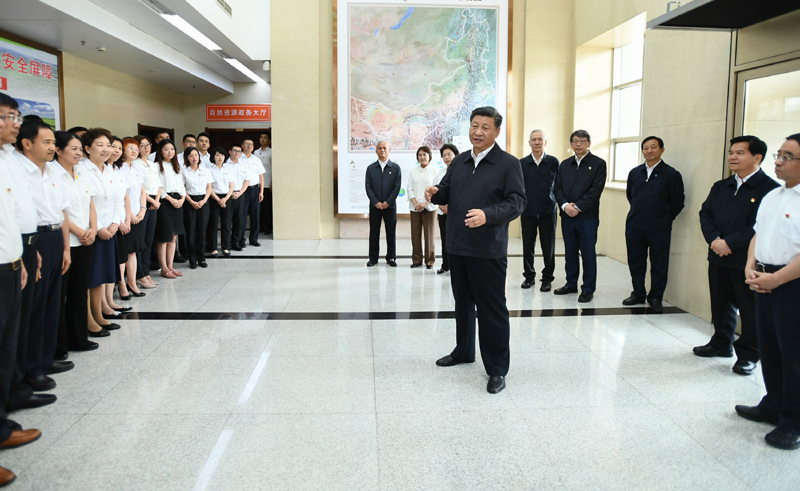 7月15日至16日，中共中央總書記、國家主席、中央軍委主席習近平在內(nèi)蒙古考察并指導開展“不忘初心、牢記使命”主題教育。這是16日上午，習近平到內(nèi)蒙古自治區(qū)自然資源廳，實地調(diào)研指導開展“不忘初心、牢記使命”主題教育。