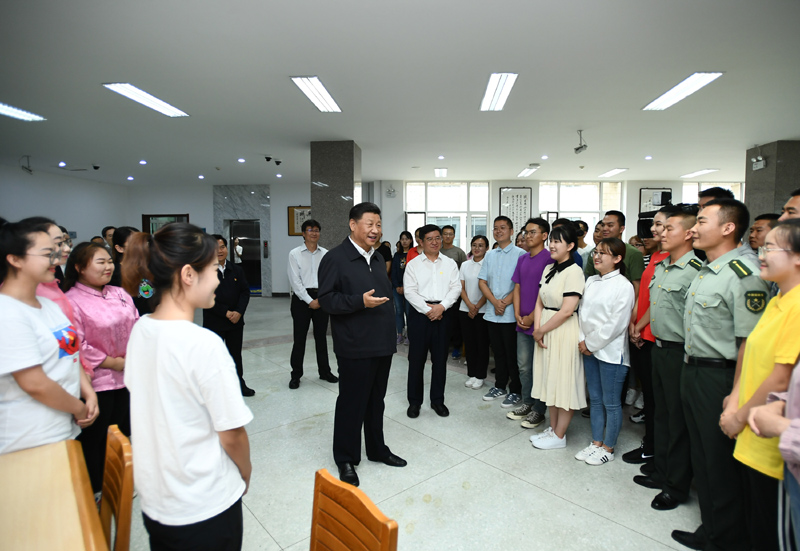 7月15日至16日，中共中央總書記、國家主席、中央軍委主席習近平在內(nèi)蒙古考察并指導開展“不忘初心、牢記使命”主題教育。這是16日上午，習近平在內(nèi)蒙古大學圖書館同學生們親切交談，勉勵他們志存高遠、腳踏實地、發(fā)奮圖強。