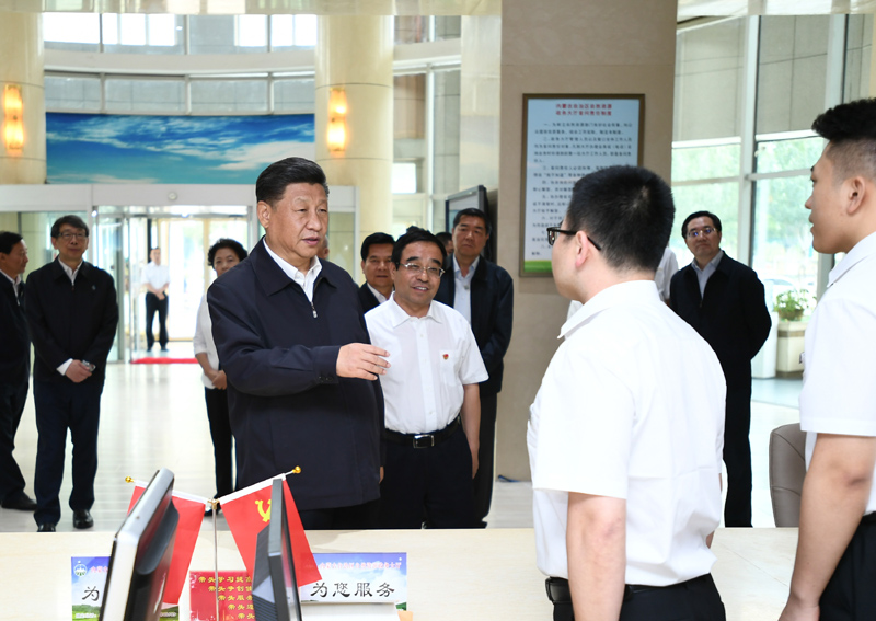 7月15日至16日，中共中央總書記、國家主席、中央軍委主席習近平在內(nèi)蒙古考察并指導開展“不忘初心、牢記使命”主題教育。這是16日上午，習近平在內(nèi)蒙古自治區(qū)自然資源廳自然資源政務大廳同工作人員交談，了解開展主題教育和落實便捷高效政務服務等情況。