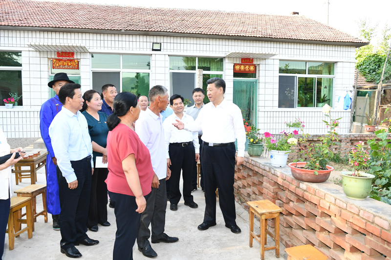 7月15日至16日，中共中央總書記、國家主席、中央軍委主席習近平在內(nèi)蒙古考察并指導開展“不忘初心、牢記使命”主題教育。這是15日下午，習近平在赤峰市喀喇沁旗河南街道馬鞍山村村民張國利家，同基層干部群眾代表親切交流。