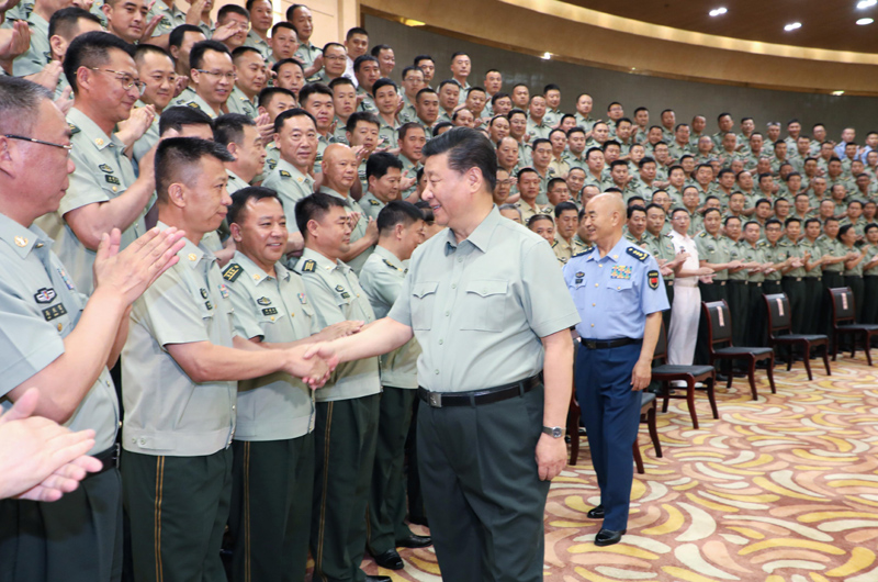 7月15日至16日，中共中央總書記、國家主席、中央軍委主席習近平在內(nèi)蒙古考察并指導開展“不忘初心、牢記使命”主題教育。這是16日上午，習近平在呼和浩特親切接見駐內(nèi)蒙古部隊副師職以上領導干部和團級單位主官，代表黨中央和中央軍委向駐內(nèi)蒙古部隊全體官兵致以誠摯問候。