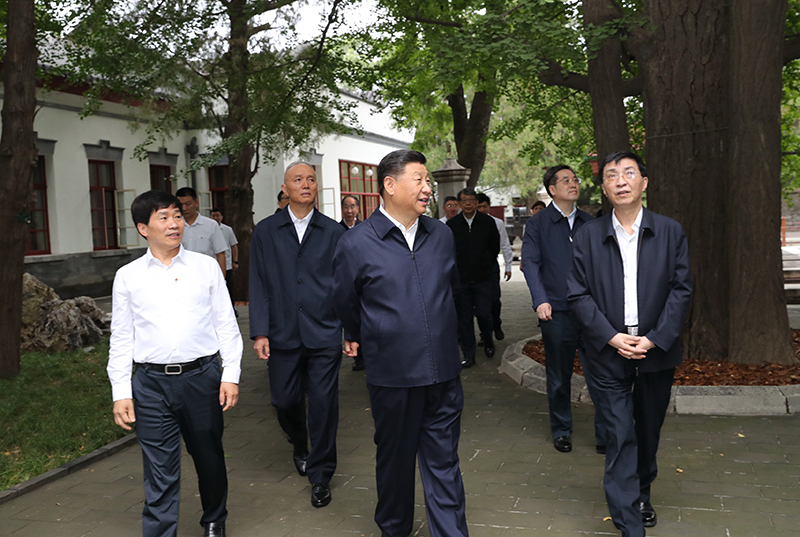 9月12日，中共中央總書記、國家主席、中央軍委主席習(xí)近平視察中共中央北京香山革命紀(jì)念地。這是習(xí)近平瞻仰雙清別墅。