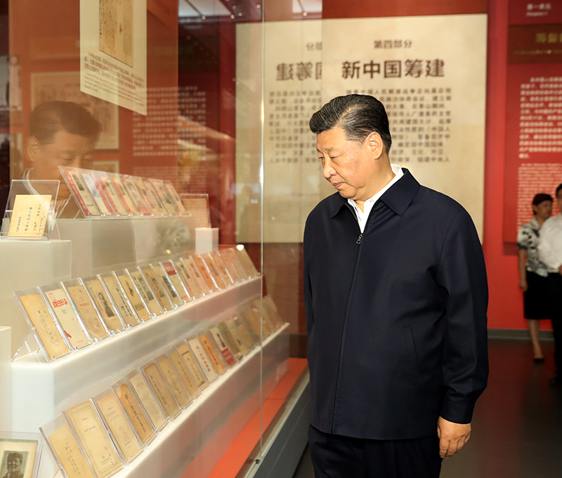 9月12日，中共中央總書記、國家主席、中央軍委主席習(xí)近平視察中共中央北京香山革命紀(jì)念地。這是習(xí)近平在香山革命紀(jì)念館參觀《為新中國奠基》主題展覽。
