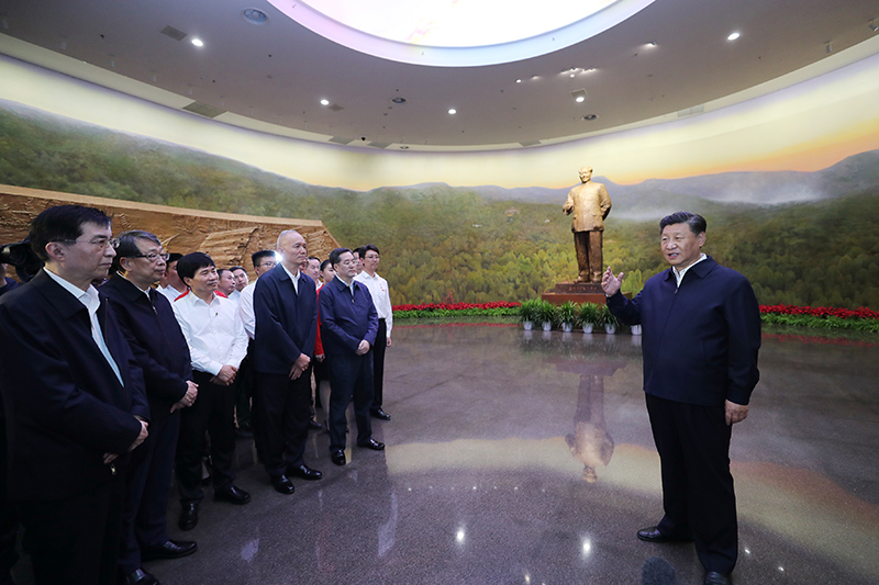 9月12日，中共中央總書記、國家主席、中央軍委主席習(xí)近平視察中共中央北京香山革命紀(jì)念地。這是習(xí)近平在香山革命紀(jì)念館參觀《為新中國奠基》主題展覽，并發(fā)表重要講話。
