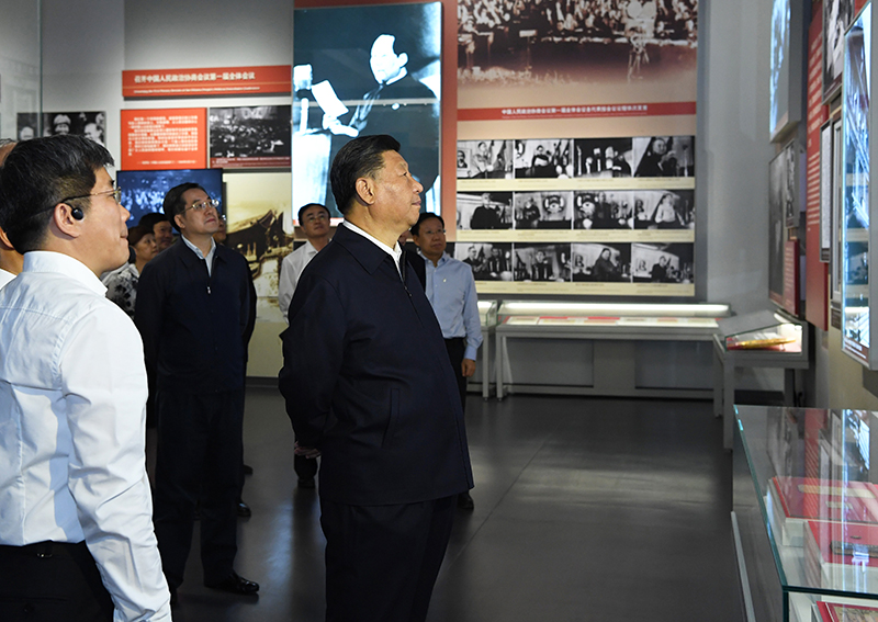 9月12日，中共中央總書記、國家主席、中央軍委主席習(xí)近平視察中共中央北京香山革命紀(jì)念地。這是習(xí)近平在香山革命紀(jì)念館參觀《為新中國奠基》主題展覽。