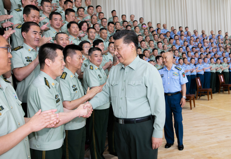 8月22日，中共中央總書記、國家主席、中央軍委主席習(xí)近平到空軍某基地視察。這是習(xí)近平親切接見駐甘肅部隊(duì)副師職以上領(lǐng)導(dǎo)干部和團(tuán)級(jí)單位主官。