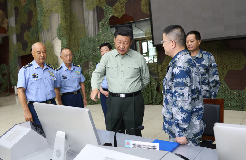 8月22日，中共中央總書記、國家主席、中央軍委主席習(xí)近平到空軍某基地視察。這是習(xí)近平察看基地作戰(zhàn)指揮中心，了解戰(zhàn)備值班和訓(xùn)練情況。