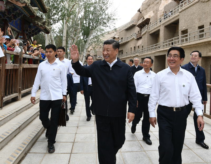 8月19日至22日，中共中央總書記、國家主席、中央軍委主席習(xí)近平在甘肅考察。這是19日下午，習(xí)近平在敦煌莫高窟考察調(diào)研時，向正在參觀的游客親切招手致意。
