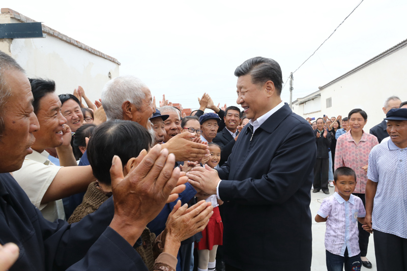 8月19日至22日，中共中央總書記、國家主席、中央軍委主席習(xí)近平在甘肅考察。這是21日上午，習(xí)近平在武威市古浪縣黃花灘生態(tài)移民區(qū)富民新村同村民親切交談。