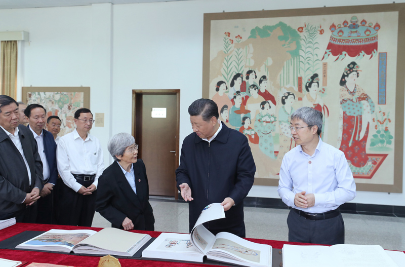 8月19日至22日，中共中央總書記、國家主席、中央軍委主席習(xí)近平在甘肅考察。這是19日下午，習(xí)近平在敦煌研究院察看珍藏文物和學(xué)術(shù)成果展示，了解文物保護(hù)和研究、弘揚(yáng)優(yōu)秀歷史文化情況。