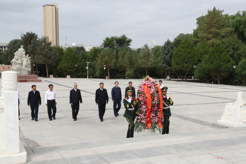 8月19日至22日，中共中央總書記、國家主席、中央軍委主席習(xí)近平在甘肅考察。這是20日上午，習(xí)近平來到張掖市高臺縣，瞻仰中國工農(nóng)紅軍西路軍紀(jì)念碑，向革命先烈敬獻(xiàn)花籃。