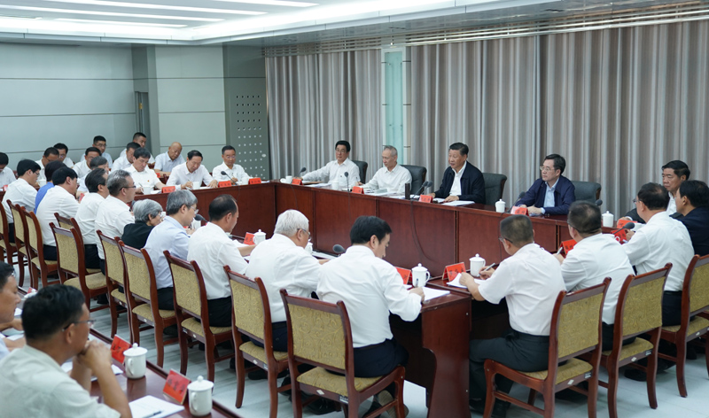 8月19日至22日，中共中央總書記、國家主席、中央軍委主席習(xí)近平在甘肅考察。這是19日下午，習(xí)近平在敦煌研究院同有關(guān)專家、學(xué)者和文化單位代表座談并發(fā)表重要講話。
