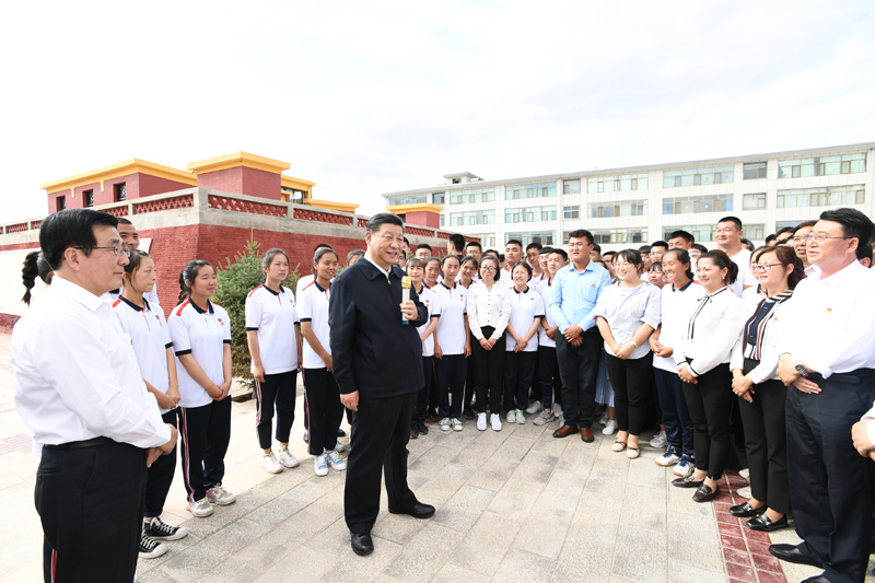 8月19日至22日，中共中央總書記、國家主席、中央軍委主席習(xí)近平在甘肅考察。這是20日下午，習(xí)近平在張掖市山丹培黎學(xué)校同師生親切交流。
