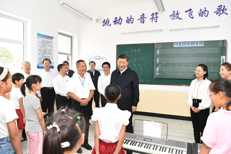 8月19日至22日，中共中央總書記、國家主席、中央軍委主席習(xí)近平在甘肅考察。這是21日上午，習(xí)近平在武威市古浪縣黃花灘生態(tài)移民區(qū)富民新村富民小學(xué)的音樂教室，認(rèn)真觀看正在進(jìn)行的音樂課教學(xué)。