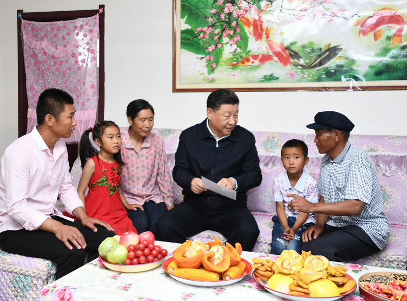 8月19日至22日，中共中央總書記、國家主席、中央軍委主席習(xí)近平在甘肅考察。這是21日上午，習(xí)近平在武威市古浪縣黃花灘生態(tài)移民區(qū)富民新村村民李應(yīng)川家，同李應(yīng)川一家拉家常。