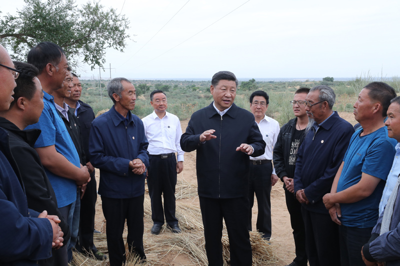 8月19日至22日，中共中央總書記、國家主席、中央軍委主席習(xí)近平在甘肅考察。這是21日上午，習(xí)近平在武威市古浪縣八步沙林場同“六老漢”代表及林場職工親切交談。