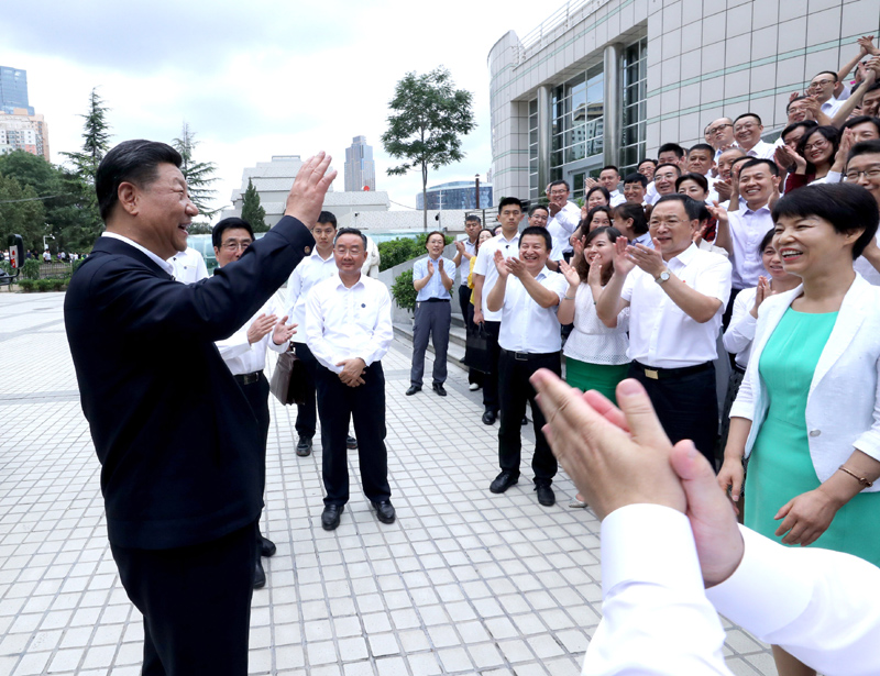 8月19日至22日，中共中央總書記、國家主席、中央軍委主席習(xí)近平在甘肅考察。這是21日下午，習(xí)近平在讀者出版集團(tuán)有限公司同工作人員親切交談。
