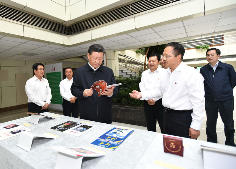 8月19日至22日，中共中央總書記、國家主席、中央軍委主席習(xí)近平在甘肅考察。這是21日下午，習(xí)近平在讀者出版集團(tuán)有限公司考察。