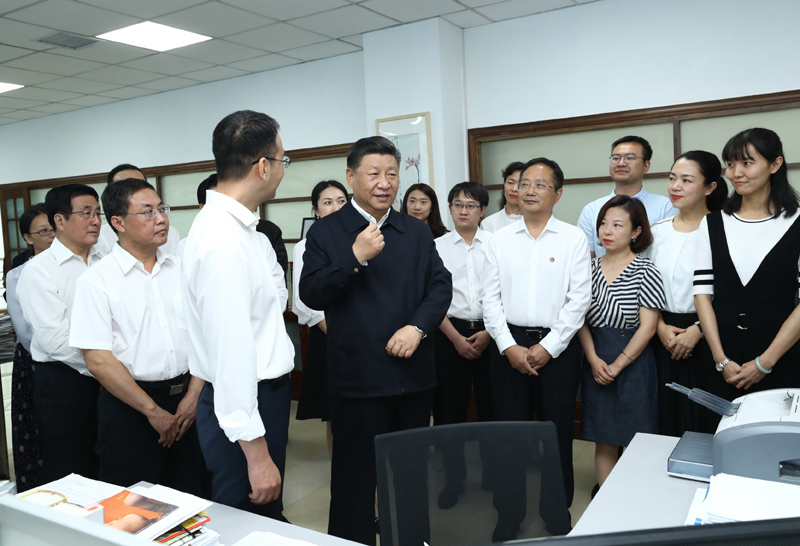 8月19日至22日，中共中央總書記、國家主席、中央軍委主席習(xí)近平在甘肅考察。這是21日下午，習(xí)近平在《讀者》編輯部同工作人員交流，勉勵他們?yōu)槿嗣裉峁└鄡?yōu)秀精神食糧。