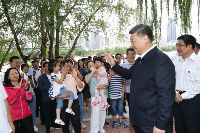 8月19日至22日，中共中央總書記、國家主席、中央軍委主席習(xí)近平在甘肅考察。這是21日下午，習(xí)近平在蘭州市黃河治理蘭鐵泵站項目點同正在休閑的群眾親切交談。
