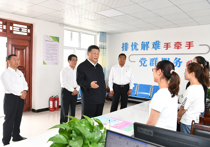 8月19日至22日，中共中央總書記、國家主席、中央軍委主席習(xí)近平在甘肅考察。這是21日上午，習(xí)近平在武威市古浪縣黃花灘生態(tài)移民區(qū)富民新村黨群服務(wù)中心考察。